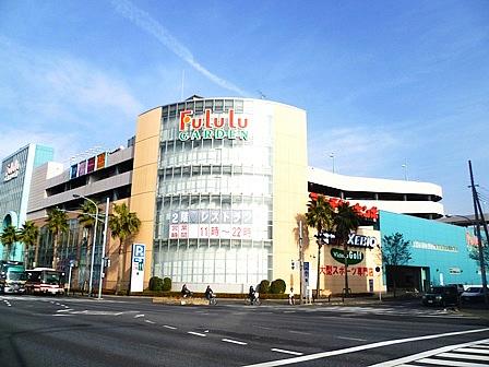 Shopping centre. It is aligned 53 of the specialty store, Region's largest shopping center, "Flour Garden Yachiyo" (about 2.5km). 