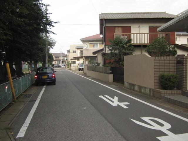 Local photos, including front road. Facing the public road of width 6m