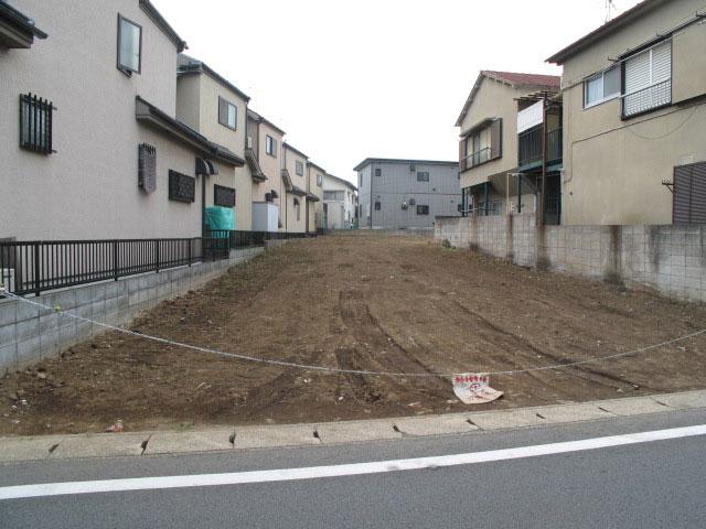 Local photos, including front road. 3 sale at compartment