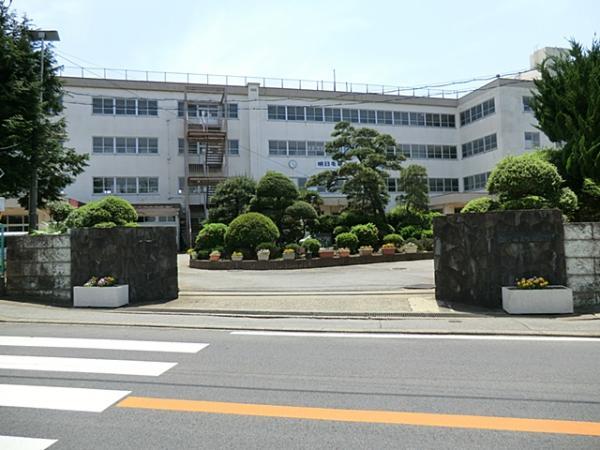 Junior high school. Yachiyo happy a 5-minute walk from the 400m junior high school until junior high school! 