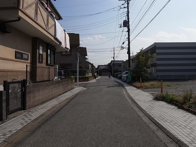 Local photos, including front road. It is clear of 6m width