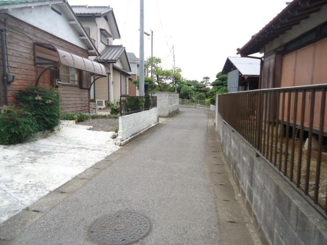 Local photos, including front road. Front road (June 2013) Shooting