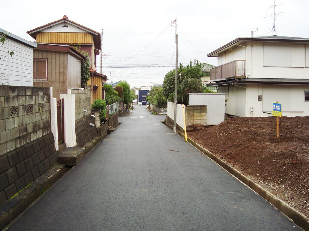 Local photos, including front road. Yang per well at the front road facing south
