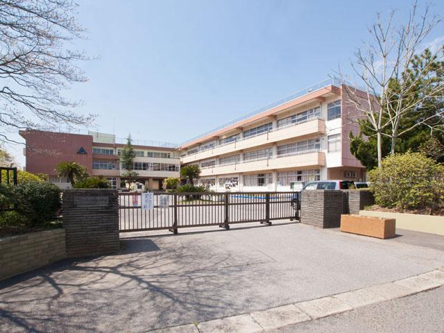 Primary school. Yachiyo Municipal Yachiyodainishi to elementary school 726m