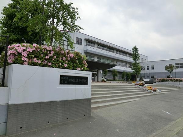 Junior high school. Yotsukaidou a 14-minute walk up to 1100m junior high school until junior high school. 