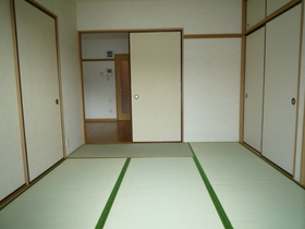 Living and room. I Japanese-style room is still calm.