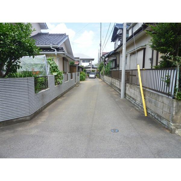 Local photos, including front road. West about 4.0m driveway