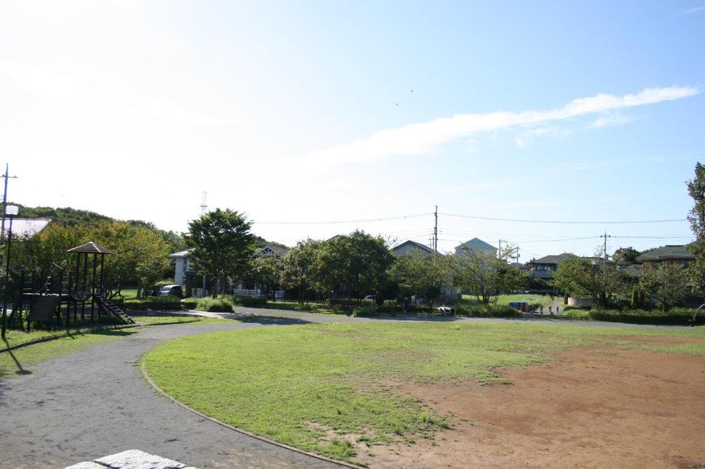 park. Lark children's park (6-minute walk)