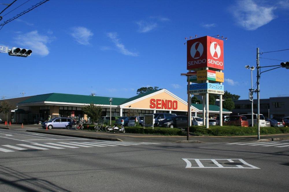 Supermarket. 800m until the boatman