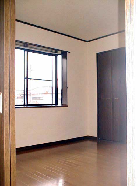 Living and room. Bay window there