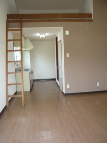 Living and room. Western-style 10 Pledge loft with 2 Pledge