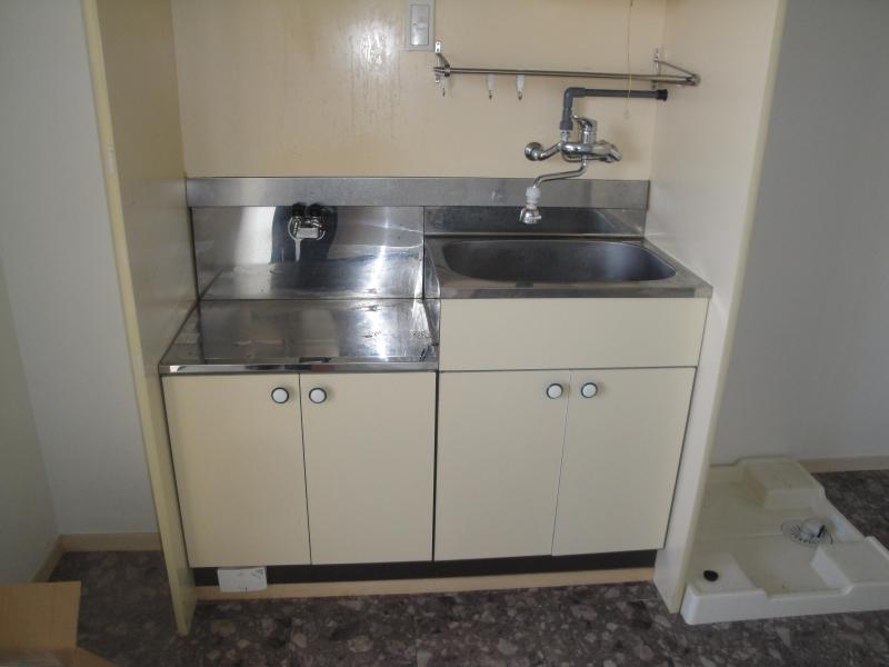 Kitchen. kitchen Gas stove can be installed propane gas