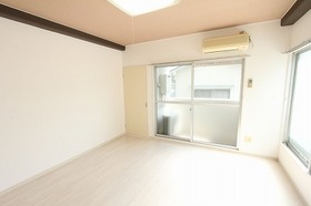 Living and room. The whole, it is refreshing rooms that have been unified in white