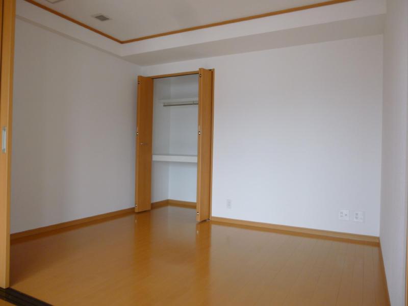 Living and room. Western-style 5.7 Pledge