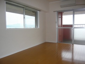 Living and room. Western-style 7.5 Pledge