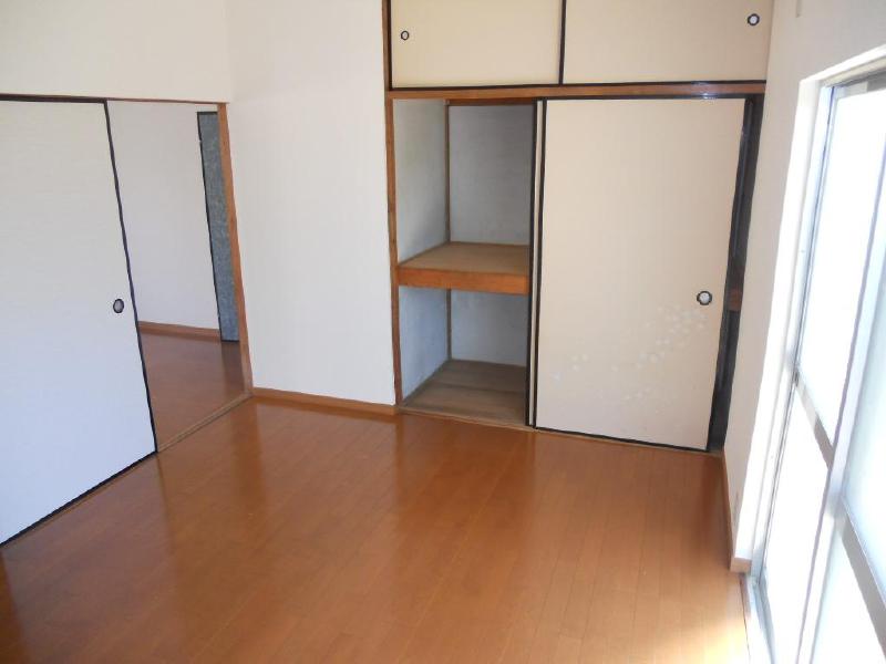 Living and room. Western-style 6 Pledge Armoire