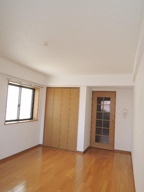 Living and room. There are storage ☆