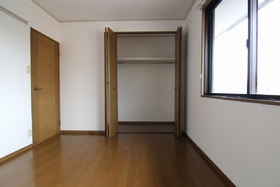 Living and room. Western-style 6 Pledge window also equipped closet