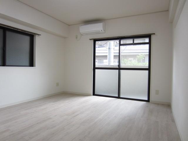 Living and room. Matsuyama Misake cho Crest Court Misake Western-style 10 Pledge