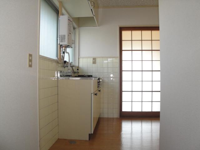 Living and room. kitchen There window per end room!