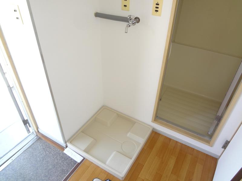 Entrance. Nishiishii 6-chome 2DK Entrance Laundry Area