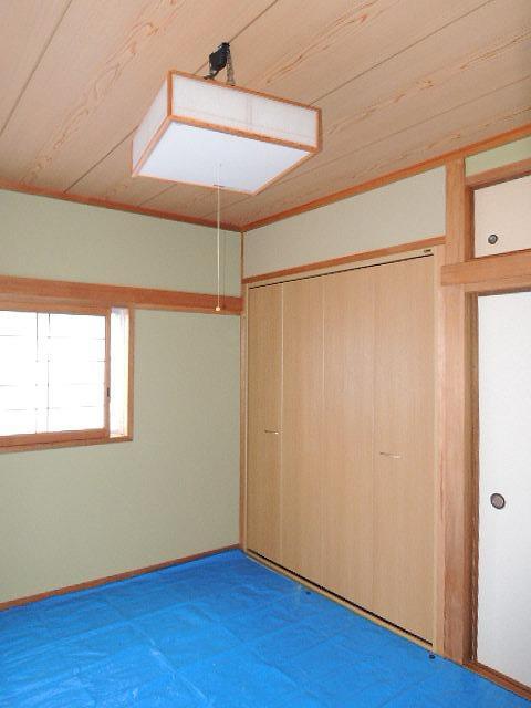 Living and room. There are a lot of storage!