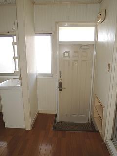 Entrance. There shoebox space