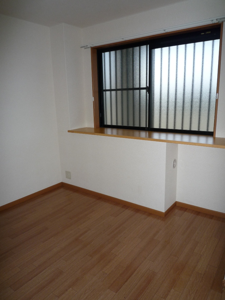 Other room space. Western-style room (6 quires) north window.