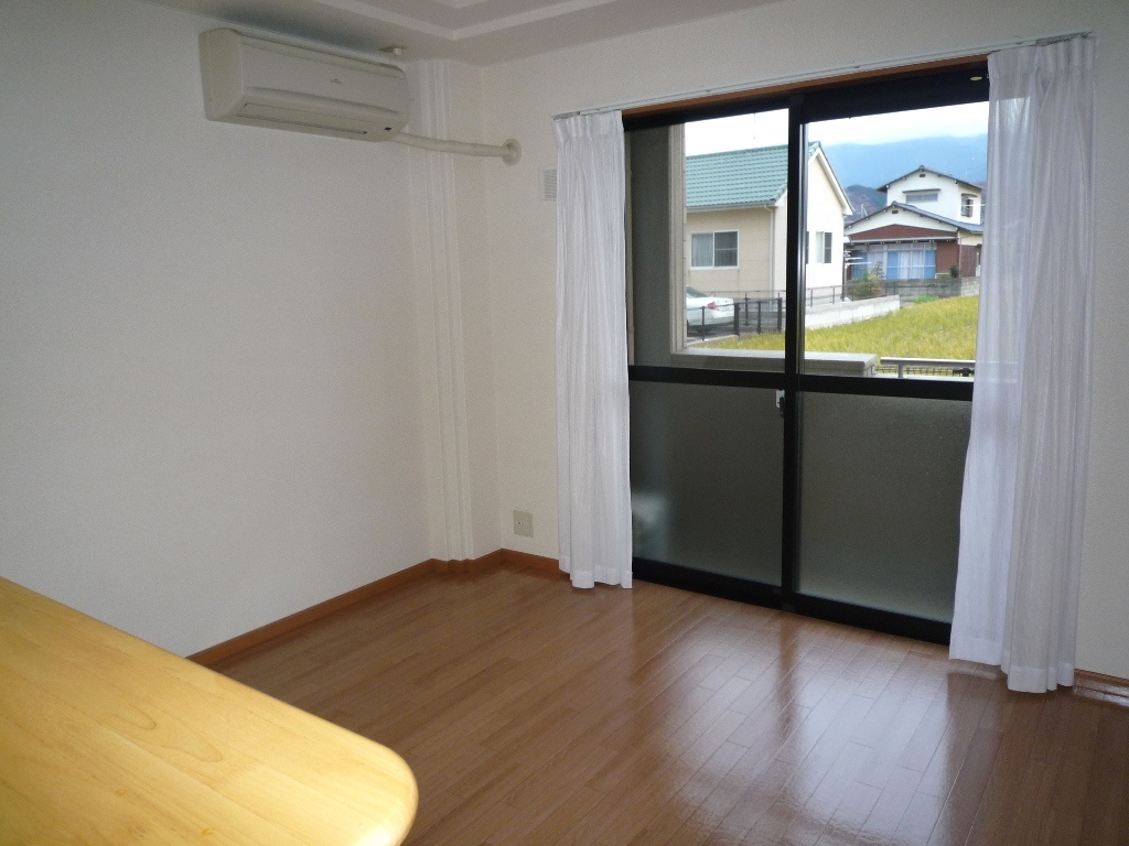 Living and room. DK (7.2 Pledge) south-facing.