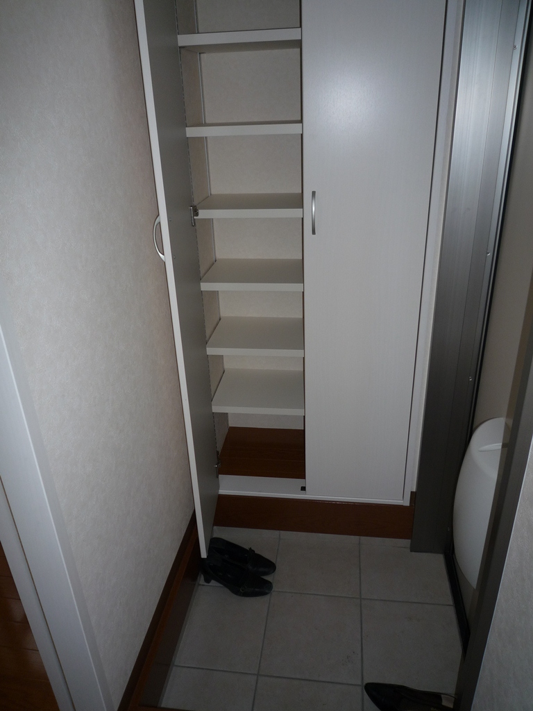 Entrance. Thor is the size of the shoe box