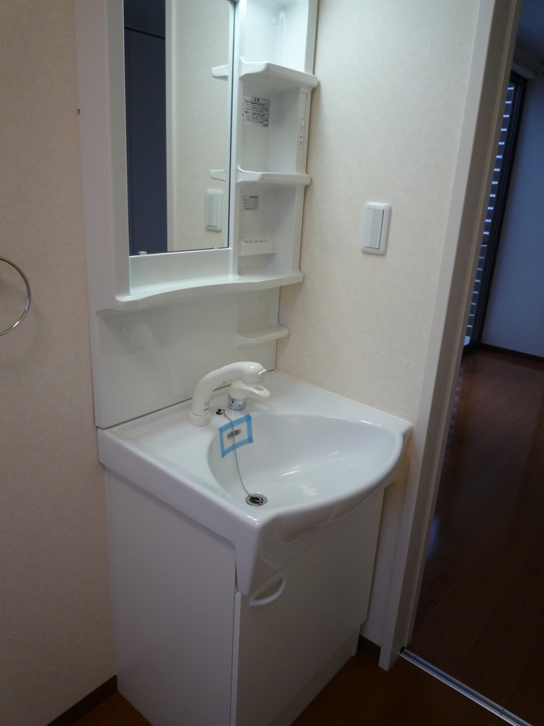 Washroom. Yes Shampoo dresser