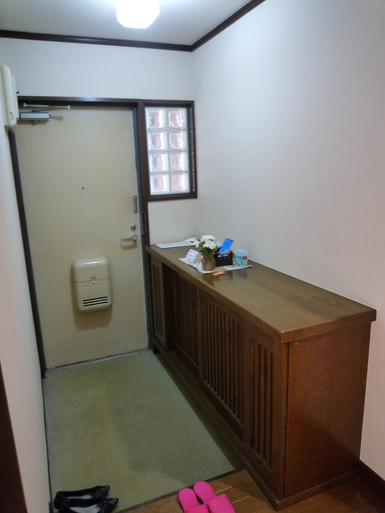 Entrance. It is a cupboard with