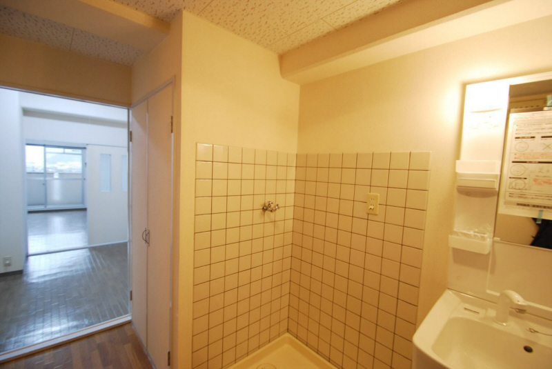 Washroom. 520, Room diversion