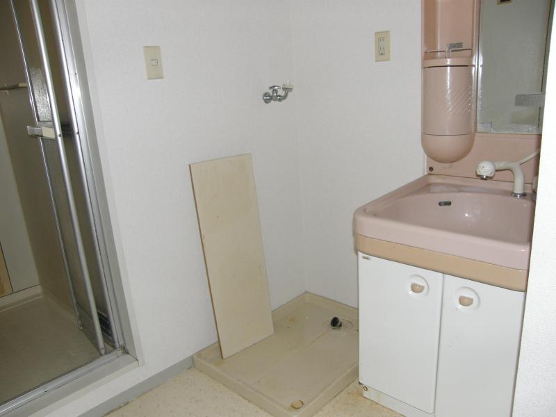 Kitchen. ☆ Washroom ☆ With in-room washing machine storage