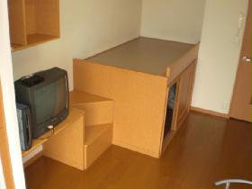 Living and room. 1F flooring, 2F carpet