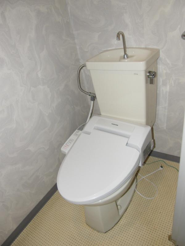 Toilet.  ☆ Bidet ☆