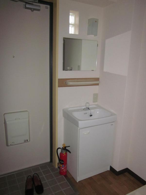 Washroom. * Lavatory *