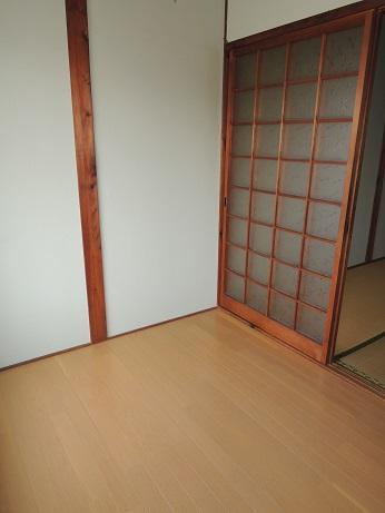 Other room space. * 2 Pledge Western-style *