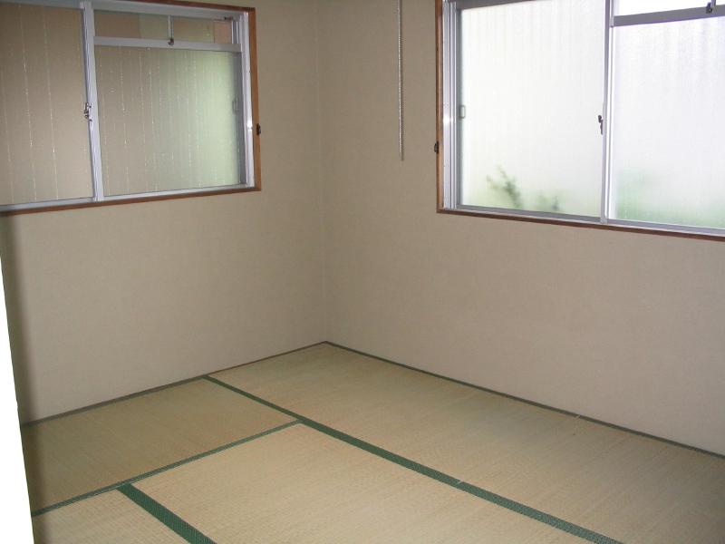 Other room space. Indoor clean!