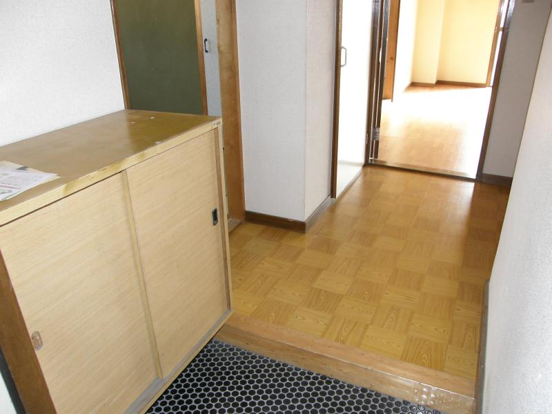 Kitchen.  ☆ From the front door ☆  With shoebox