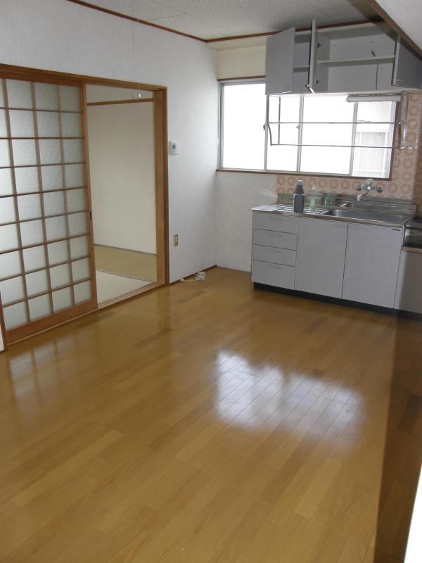 Living and room.  ☆ Spacious DK ☆