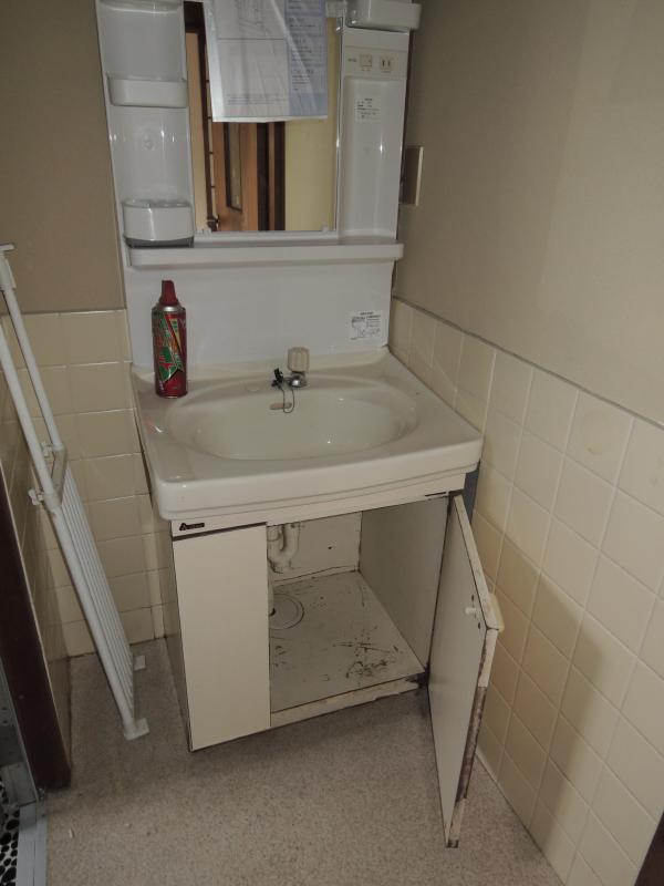 Washroom. * Lavatory *