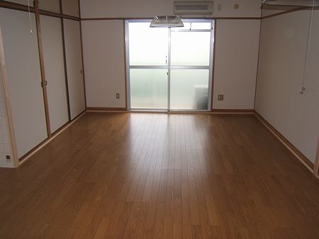 Living and room. After renovation, Not tenant property is. Air-conditioned.