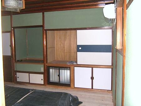 Living and room. Air conditioning in the back of the 6-mat Japanese-style room.