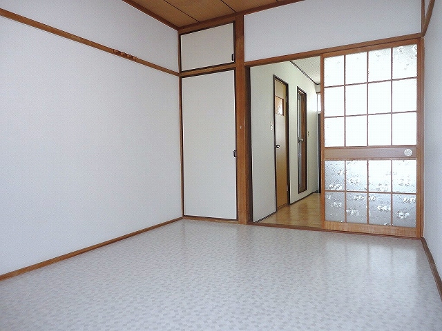 Living and room. It was bright white of the floor ☆