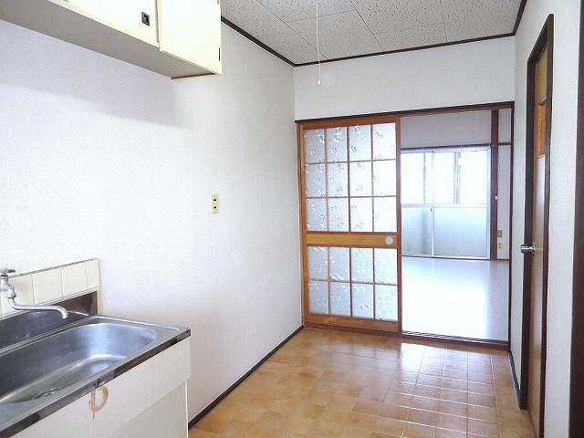Kitchen. It is also convenient with shelf to the top ☆