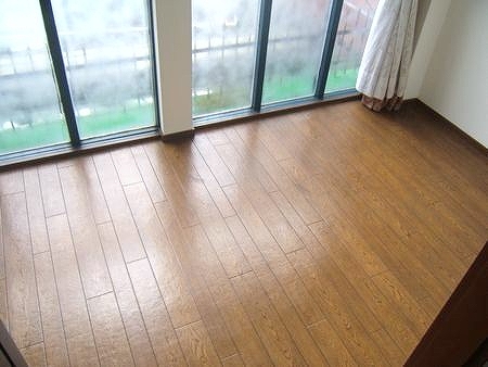 Living and room. 3 tatami Western-style facing the road side, A variety of use will be considered.
