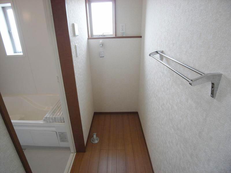 Wash basin, toilet. Building 2 Indoor (11 May 2013) Shooting