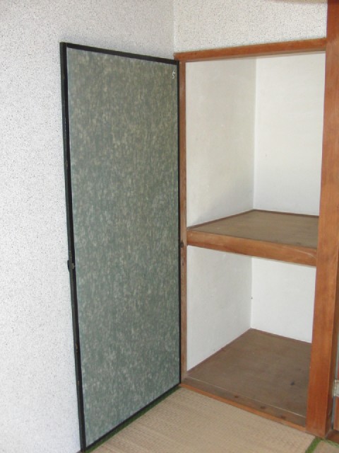 Other room space. Is a Japanese-style room of storage.