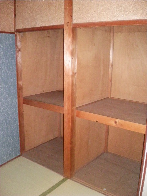 Receipt. Is a Japanese-style room of storage.